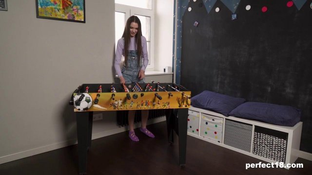 Превью Телка мастурбирует в одиночестве и сладко стонет № 42772