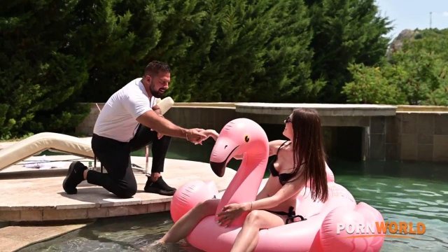 Превью Трахает у бассейна горячую соседку до громких криков № 42801