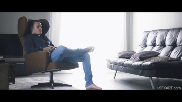 Превью Брюнетка красиво трахается с парнем на кресле и кончает № 42844