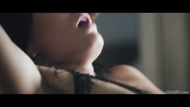 Превью Брюнетка красиво трахается с парнем на кресле и кончает № 42844