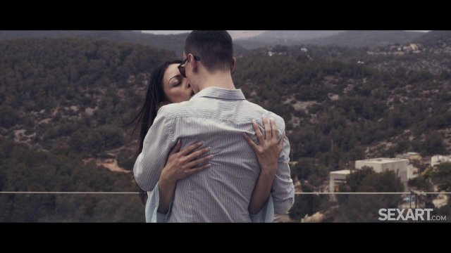 Брюнетка трахает незнакомца и изменяет мужу