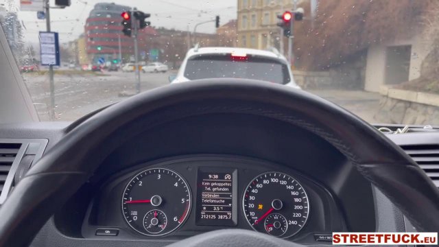 Сучка дрочит мужику ногами в машине и трахается