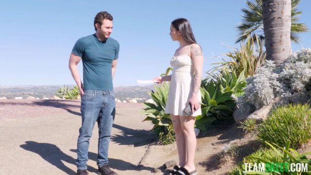 Сучка соблазнила мужчину голой попкой на горячий секс