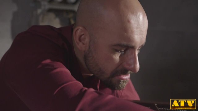 Рабыня в кожаной одежде исполняет секс желание господина