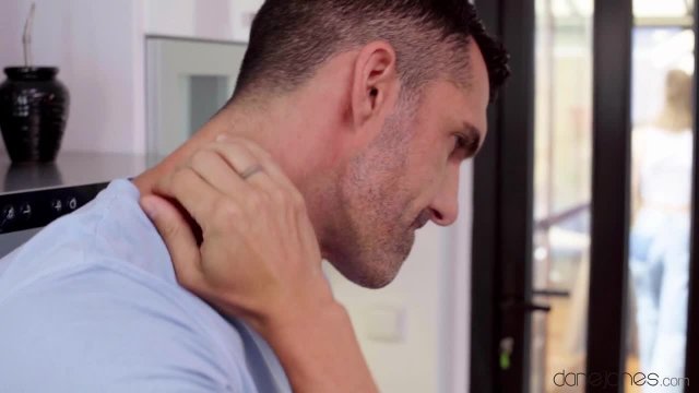 Сводный брат доводит свою сестру до вагинального оргазма