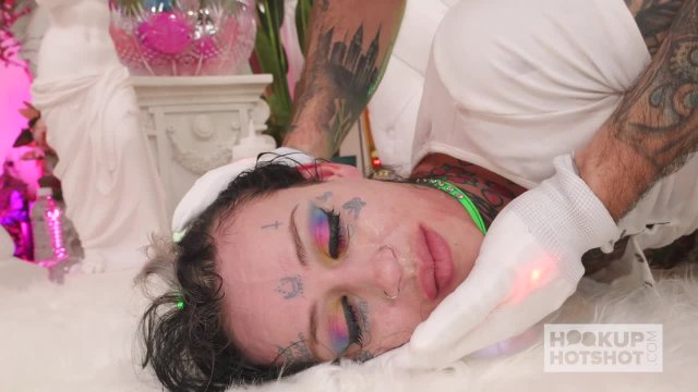 Превью Татуированная любовница после секса вылизывает член и попу своего друга № 44575