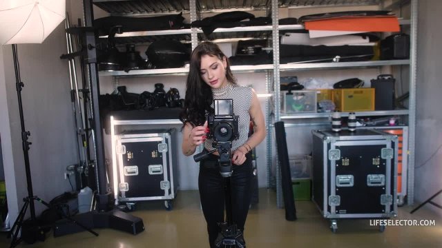 Превью Брюнетка в разных позах насаживается на пенис своего друга № 44632