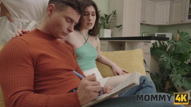 Пока мамы нет дома её дочь развлекается с отчимом