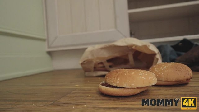 Превью Пока мамы нет дома её дочь развлекается с отчимом № 44645