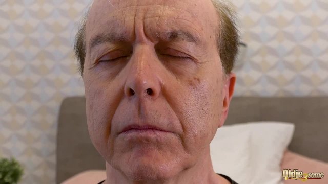Старый дед в спальне натягивает двух молодых девиц
